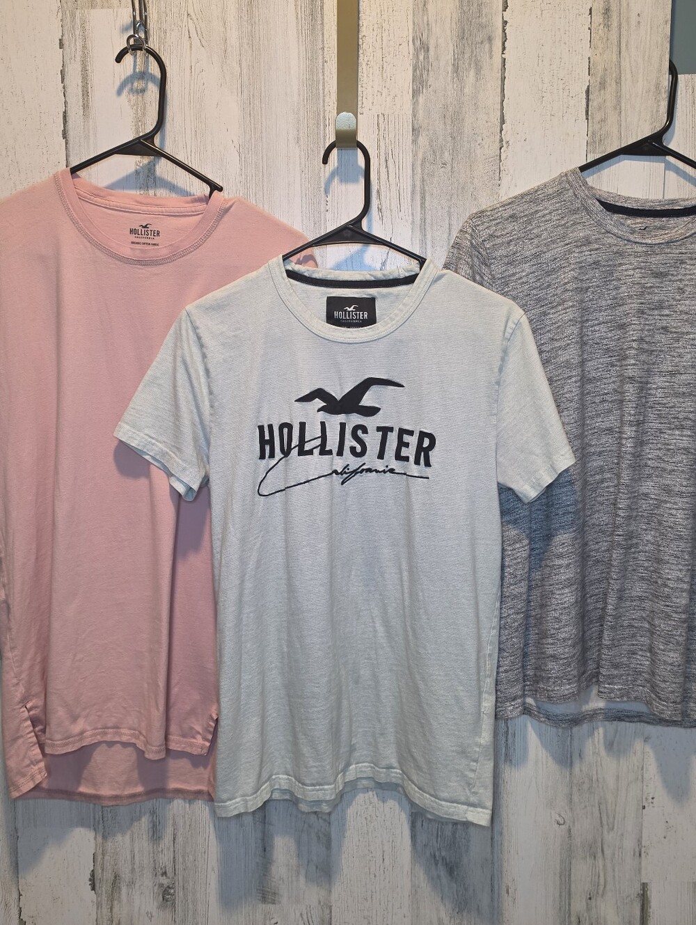 Hollister Men’s T Shirt Lot 3 Small 100% Cotton Graphic Logo Pink Seafoam Gray